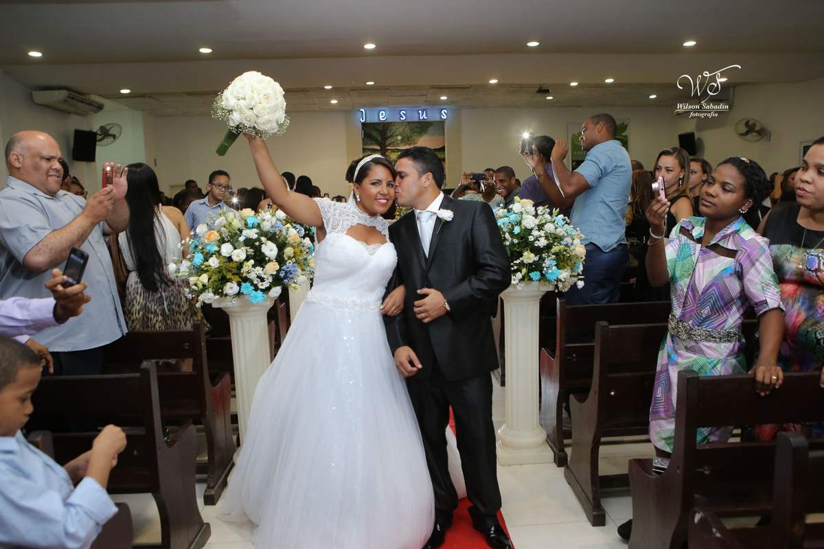 fotografia de casamento, noivos, noiva, noivo, fotografia de noivos, vestido de noiva, sapato, perfume, cabelo, véu, brinco, cruxifixo, pai, mãe, padrinhos, padre, pastor, igreja, cerimonia, festa, salão de beleza, maquiagem, buqu&eci