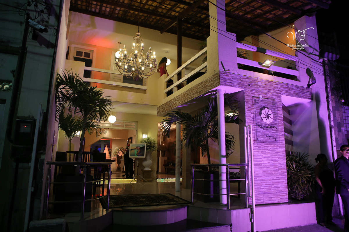 fotografia de casamento, noivos, noiva, noivo, fotografia de noivos, vestido de noiva, sapato, perfume, cabelo, véu, brinco, cruxifixo, pai, mãe, padrinhos, padre, pastor, igreja, cerimonia, festa, salão de beleza, maquiagem, buqu&eci