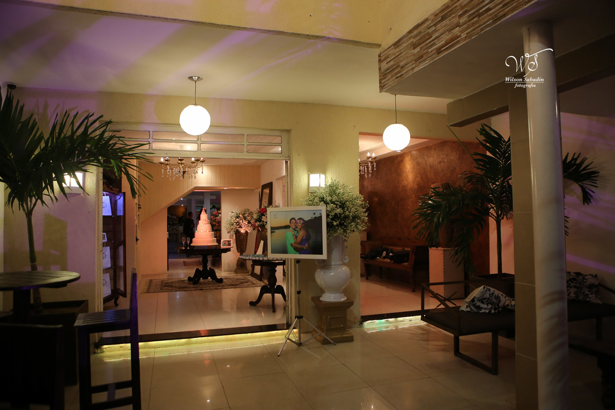 fotografia de casamento, noivos, noiva, noivo, fotografia de noivos, vestido de noiva, sapato, perfume, cabelo, véu, brinco, cruxifixo, pai, mãe, padrinhos, padre, pastor, igreja, cerimonia, festa, salão de beleza, maquiagem, buqu&eci