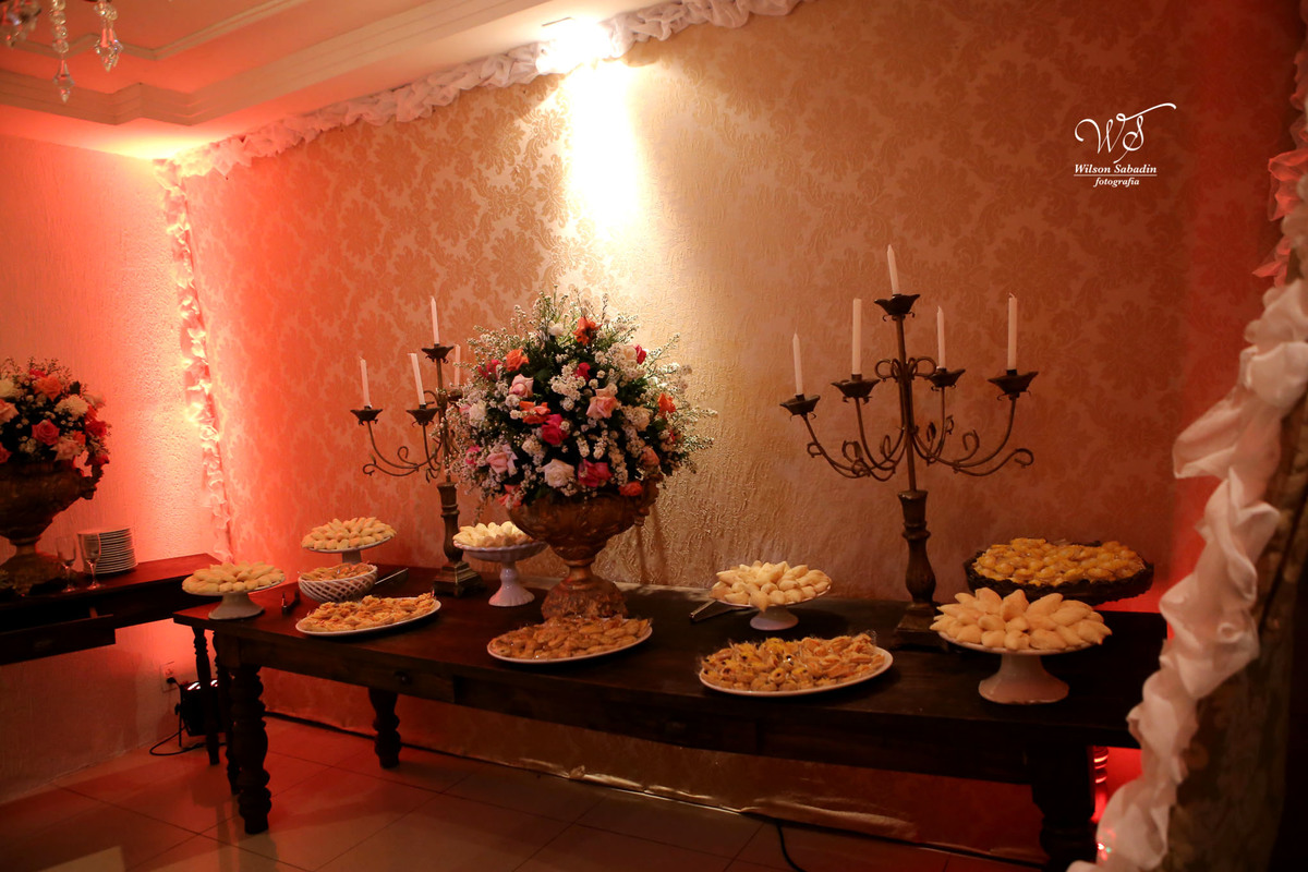 fotografia de casamento, noivos, noiva, noivo, fotografia de noivos, vestido de noiva, sapato, perfume, cabelo, véu, brinco, cruxifixo, pai, mãe, padrinhos, padre, pastor, igreja, cerimonia, festa, salão de beleza, maquiagem, buqu&eci