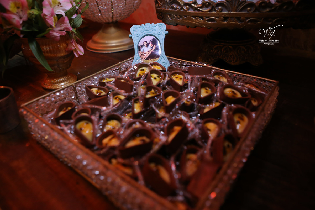 fotografia de casamento, noivos, noiva, noivo, fotografia de noivos, vestido de noiva, sapato, perfume, cabelo, véu, brinco, cruxifixo, pai, mãe, padrinhos, padre, pastor, igreja, cerimonia, festa, salão de beleza, maquiagem, buqu&eci