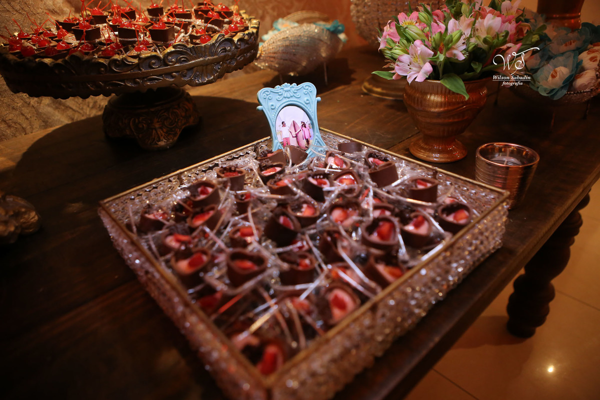 fotografia de casamento, noivos, noiva, noivo, fotografia de noivos, vestido de noiva, sapato, perfume, cabelo, véu, brinco, cruxifixo, pai, mãe, padrinhos, padre, pastor, igreja, cerimonia, festa, salão de beleza, maquiagem, buqu&eci