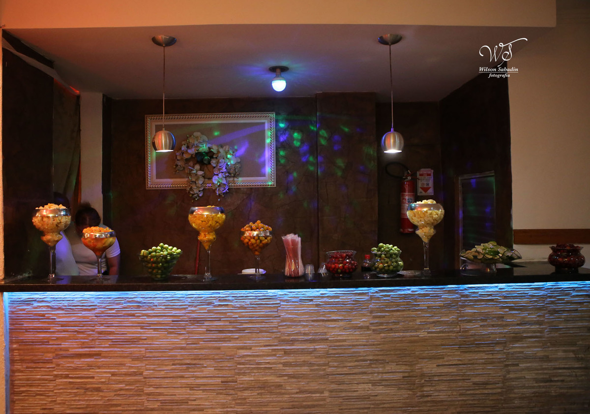 fotografia de casamento, noivos, noiva, noivo, fotografia de noivos, vestido de noiva, sapato, perfume, cabelo, véu, brinco, cruxifixo, pai, mãe, padrinhos, padre, pastor, igreja, cerimonia, festa, salão de beleza, maquiagem, buqu&eci