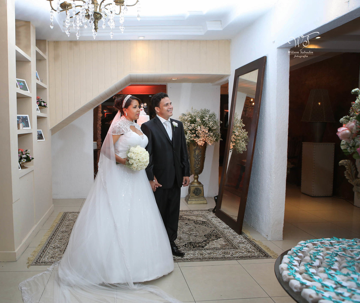 fotografia de casamento, noivos, noiva, noivo, fotografia de noivos, vestido de noiva, sapato, perfume, cabelo, véu, brinco, cruxifixo, pai, mãe, padrinhos, padre, pastor, igreja, cerimonia, festa, salão de beleza, maquiagem, buqu&eci