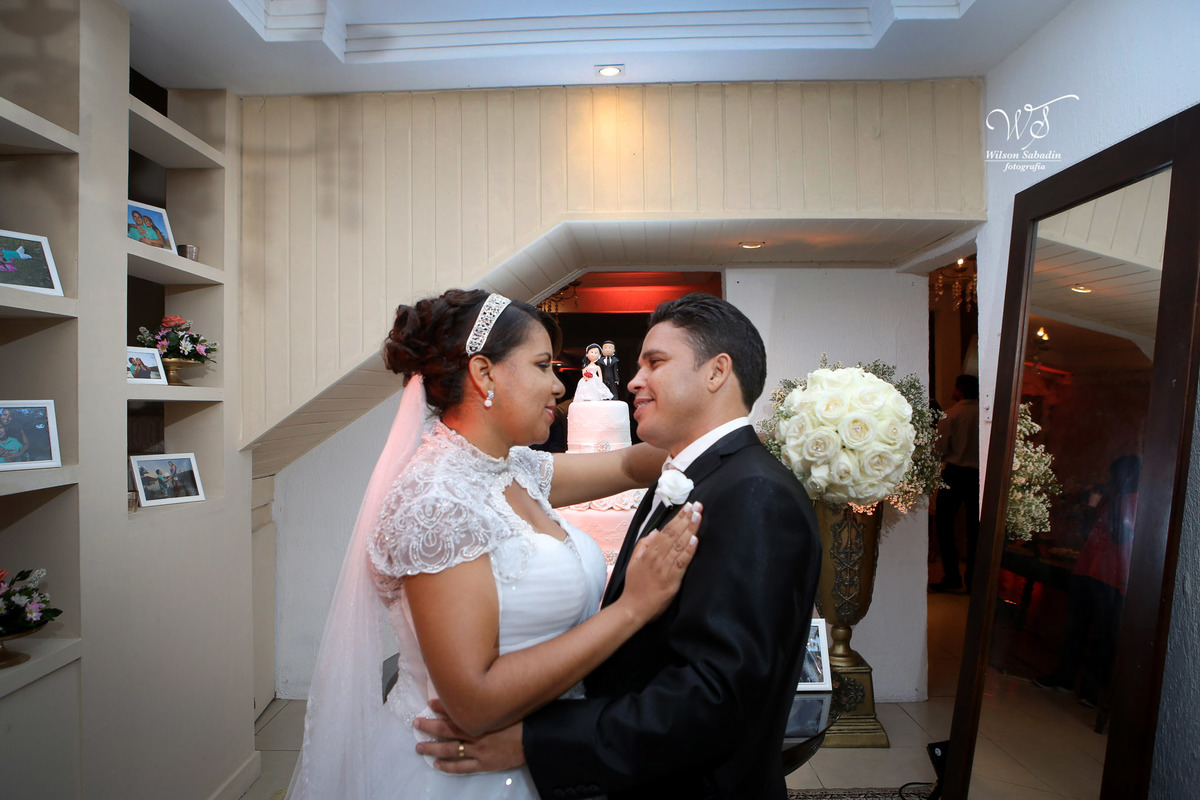 fotografia de casamento, noivos, noiva, noivo, fotografia de noivos, vestido de noiva, sapato, perfume, cabelo, véu, brinco, cruxifixo, pai, mãe, padrinhos, padre, pastor, igreja, cerimonia, festa, salão de beleza, maquiagem, buqu&eci