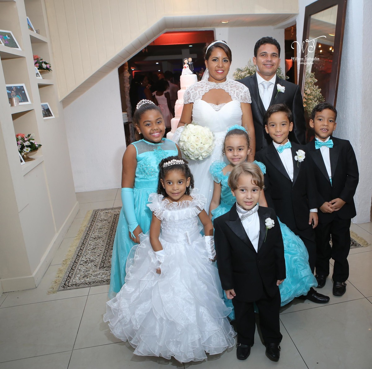 fotografia de casamento, noivos, noiva, noivo, fotografia de noivos, vestido de noiva, sapato, perfume, cabelo, véu, brinco, cruxifixo, pai, mãe, padrinhos, padre, pastor, igreja, cerimonia, festa, salão de beleza, maquiagem, buqu&eci