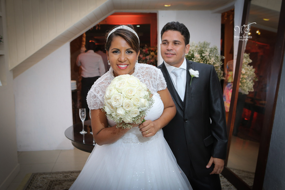 fotografia de casamento, noivos, noiva, noivo, fotografia de noivos, vestido de noiva, sapato, perfume, cabelo, véu, brinco, cruxifixo, pai, mãe, padrinhos, padre, pastor, igreja, cerimonia, festa, salão de beleza, maquiagem, buqu&eci