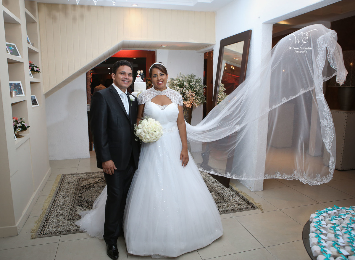 fotografia de casamento, noivos, noiva, noivo, fotografia de noivos, vestido de noiva, sapato, perfume, cabelo, véu, brinco, cruxifixo, pai, mãe, padrinhos, padre, pastor, igreja, cerimonia, festa, salão de beleza, maquiagem, buqu&eci