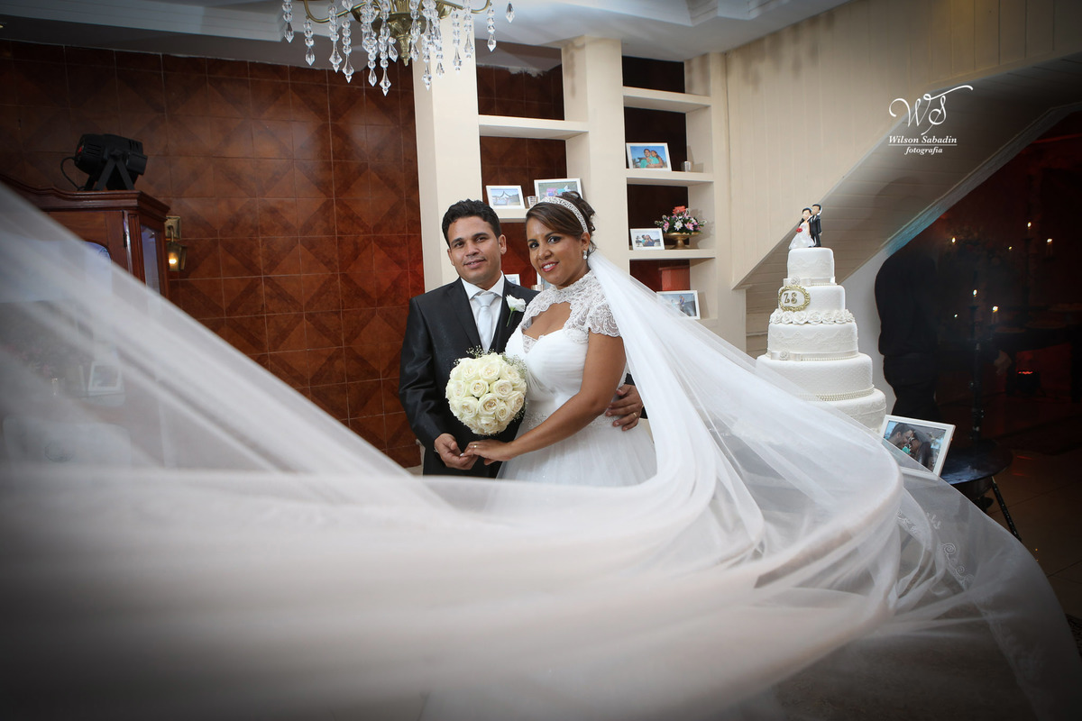 fotografia de casamento, noivos, noiva, noivo, fotografia de noivos, vestido de noiva, sapato, perfume, cabelo, véu, brinco, cruxifixo, pai, mãe, padrinhos, padre, pastor, igreja, cerimonia, festa, salão de beleza, maquiagem, buqu&eci