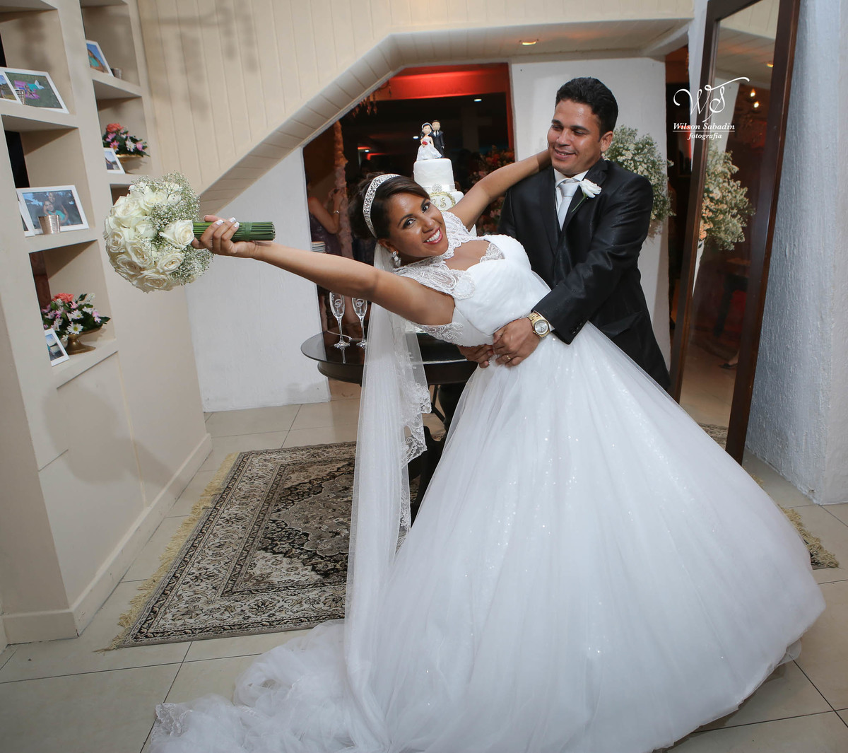 fotografia de casamento, noivos, noiva, noivo, fotografia de noivos, vestido de noiva, sapato, perfume, cabelo, véu, brinco, cruxifixo, pai, mãe, padrinhos, padre, pastor, igreja, cerimonia, festa, salão de beleza, maquiagem, buqu&eci