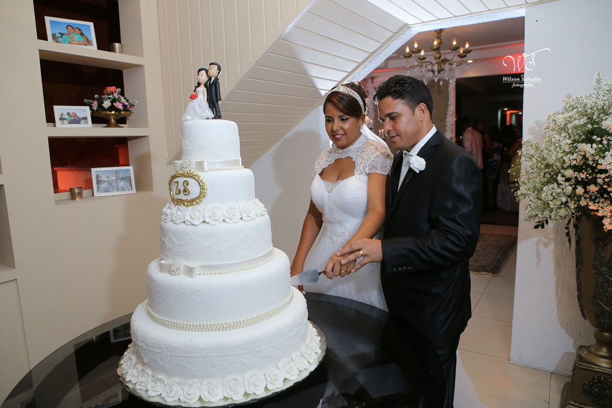 fotografia de casamento, noivos, noiva, noivo, fotografia de noivos, vestido de noiva, sapato, perfume, cabelo, véu, brinco, cruxifixo, pai, mãe, padrinhos, padre, pastor, igreja, cerimonia, festa, salão de beleza, maquiagem, buqu&eci