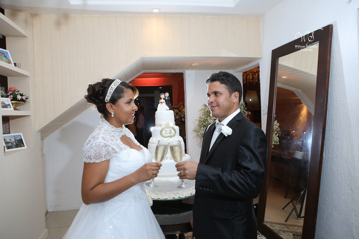 fotografia de casamento, noivos, noiva, noivo, fotografia de noivos, vestido de noiva, sapato, perfume, cabelo, véu, brinco, cruxifixo, pai, mãe, padrinhos, padre, pastor, igreja, cerimonia, festa, salão de beleza, maquiagem, buqu&eci