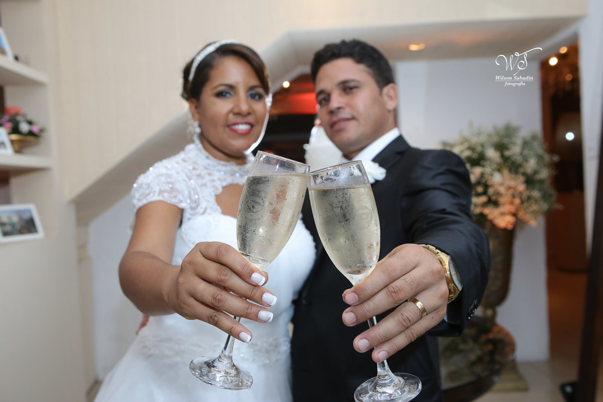 fotografia de casamento, noivos, noiva, noivo, fotografia de noivos, vestido de noiva, sapato, perfume, cabelo, véu, brinco, cruxifixo, pai, mãe, padrinhos, padre, pastor, igreja, cerimonia, festa, salão de beleza, maquiagem, buqu&eci