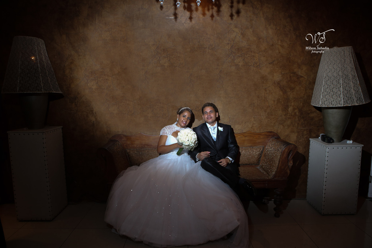 fotografia de casamento, noivos, noiva, noivo, fotografia de noivos, vestido de noiva, sapato, perfume, cabelo, véu, brinco, cruxifixo, pai, mãe, padrinhos, padre, pastor, igreja, cerimonia, festa, salão de beleza, maquiagem, buqu&eci