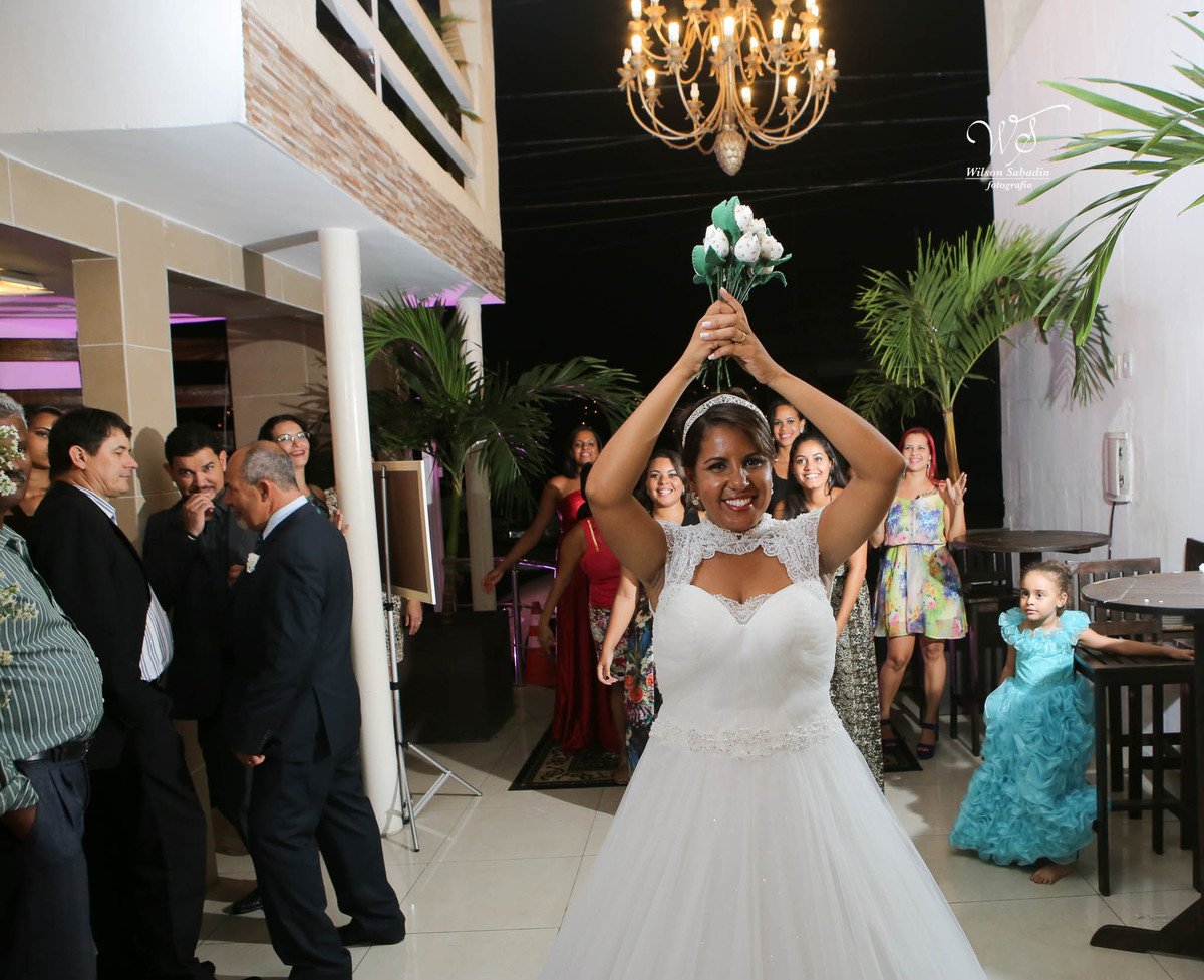 fotografia de casamento, noivos, noiva, noivo, fotografia de noivos, vestido de noiva, sapato, perfume, cabelo, véu, brinco, cruxifixo, pai, mãe, padrinhos, padre, pastor, igreja, cerimonia, festa, salão de beleza, maquiagem, buqu&eci