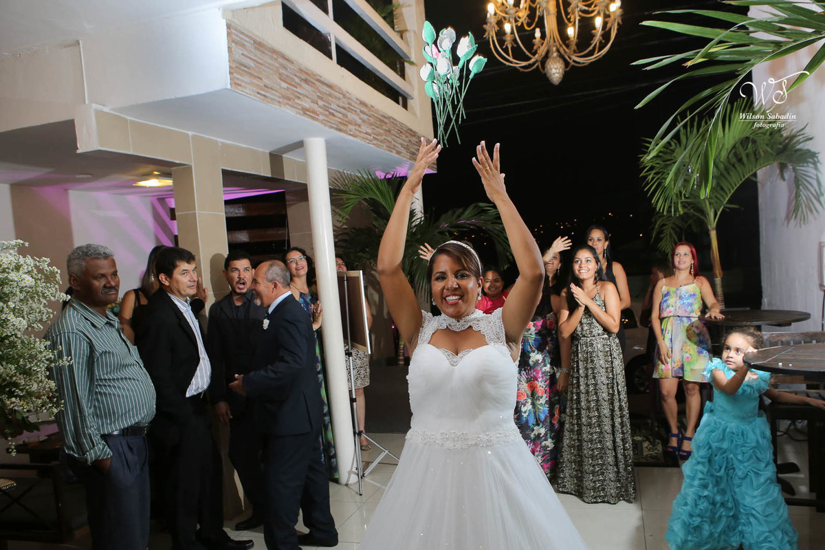 fotografia de casamento, noivos, noiva, noivo, fotografia de noivos, vestido de noiva, sapato, perfume, cabelo, véu, brinco, cruxifixo, pai, mãe, padrinhos, padre, pastor, igreja, cerimonia, festa, salão de beleza, maquiagem, buqu&eci