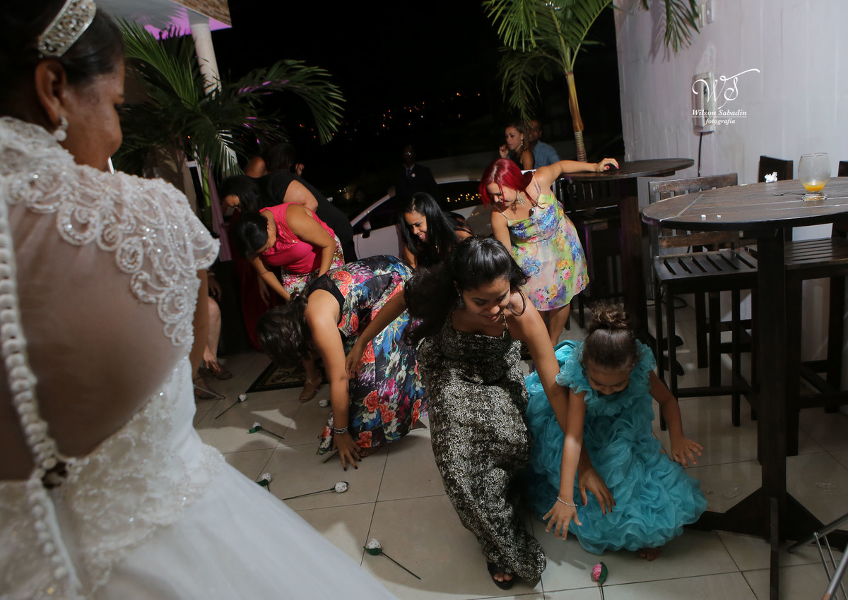 fotografia de casamento, noivos, noiva, noivo, fotografia de noivos, vestido de noiva, sapato, perfume, cabelo, véu, brinco, cruxifixo, pai, mãe, padrinhos, padre, pastor, igreja, cerimonia, festa, salão de beleza, maquiagem, buqu&eci