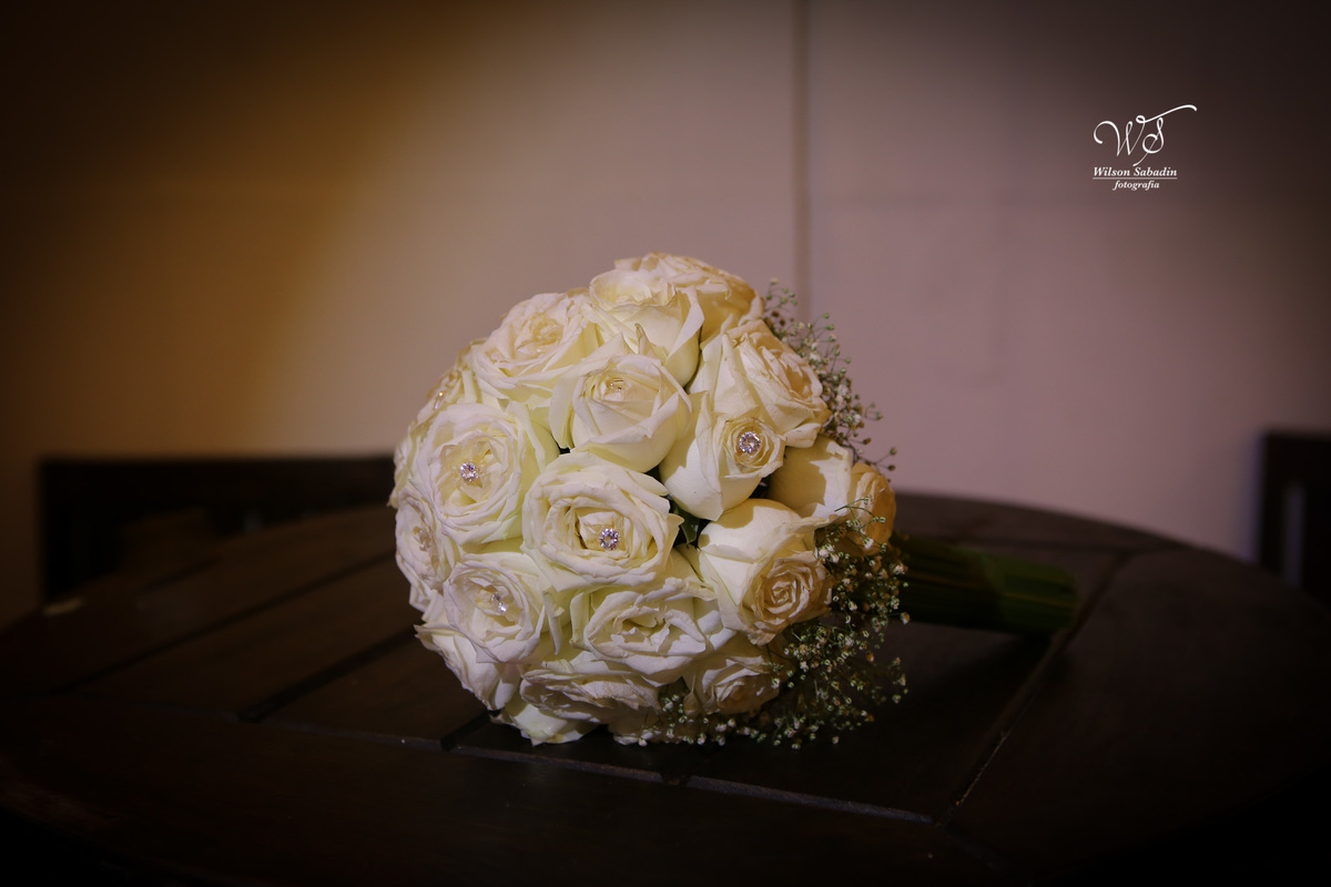 fotografia de casamento, noivos, noiva, noivo, fotografia de noivos, vestido de noiva, sapato, perfume, cabelo, véu, brinco, cruxifixo, pai, mãe, padrinhos, padre, pastor, igreja, cerimonia, festa, salão de beleza, maquiagem, buqu&eci