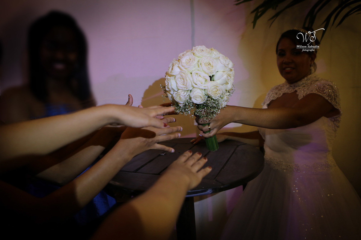 fotografia de casamento, noivos, noiva, noivo, fotografia de noivos, vestido de noiva, sapato, perfume, cabelo, véu, brinco, cruxifixo, pai, mãe, padrinhos, padre, pastor, igreja, cerimonia, festa, salão de beleza, maquiagem, buqu&eci