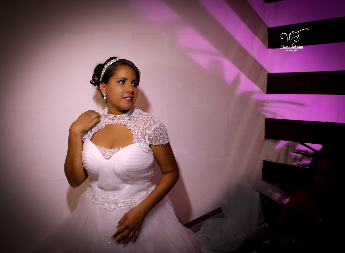 fotografia de casamento, noivos, noiva, noivo, fotografia de noivos, vestido de noiva, sapato, perfume, cabelo, véu, brinco, cruxifixo, pai, mãe, padrinhos, padre, pastor, igreja, cerimonia, festa, salão de beleza, maquiagem, buqu&eci