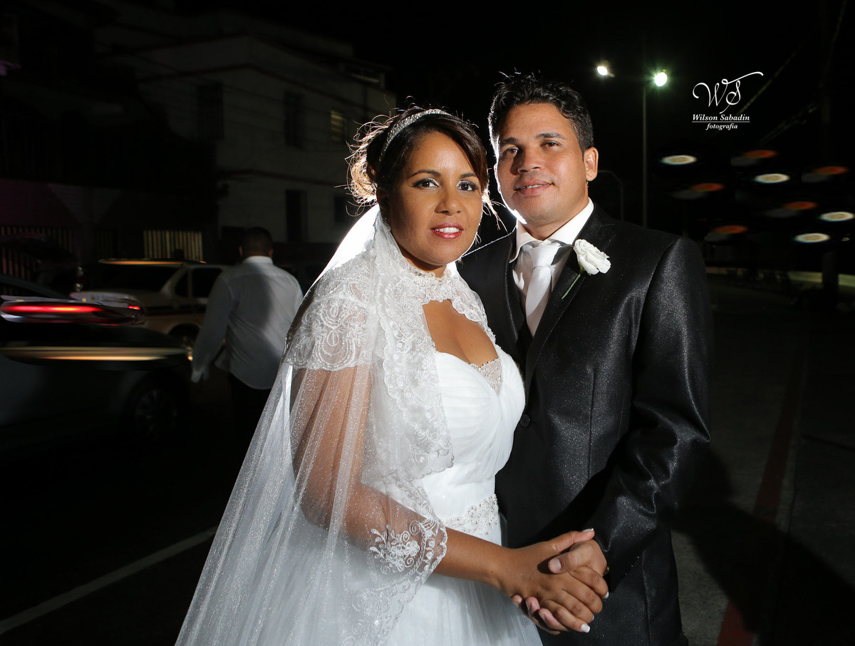 fotografia de casamento, noivos, noiva, noivo, fotografia de noivos, vestido de noiva, sapato, perfume, cabelo, véu, brinco, cruxifixo, pai, mãe, padrinhos, padre, pastor, igreja, cerimonia, festa, salão de beleza, maquiagem, buqu&eci