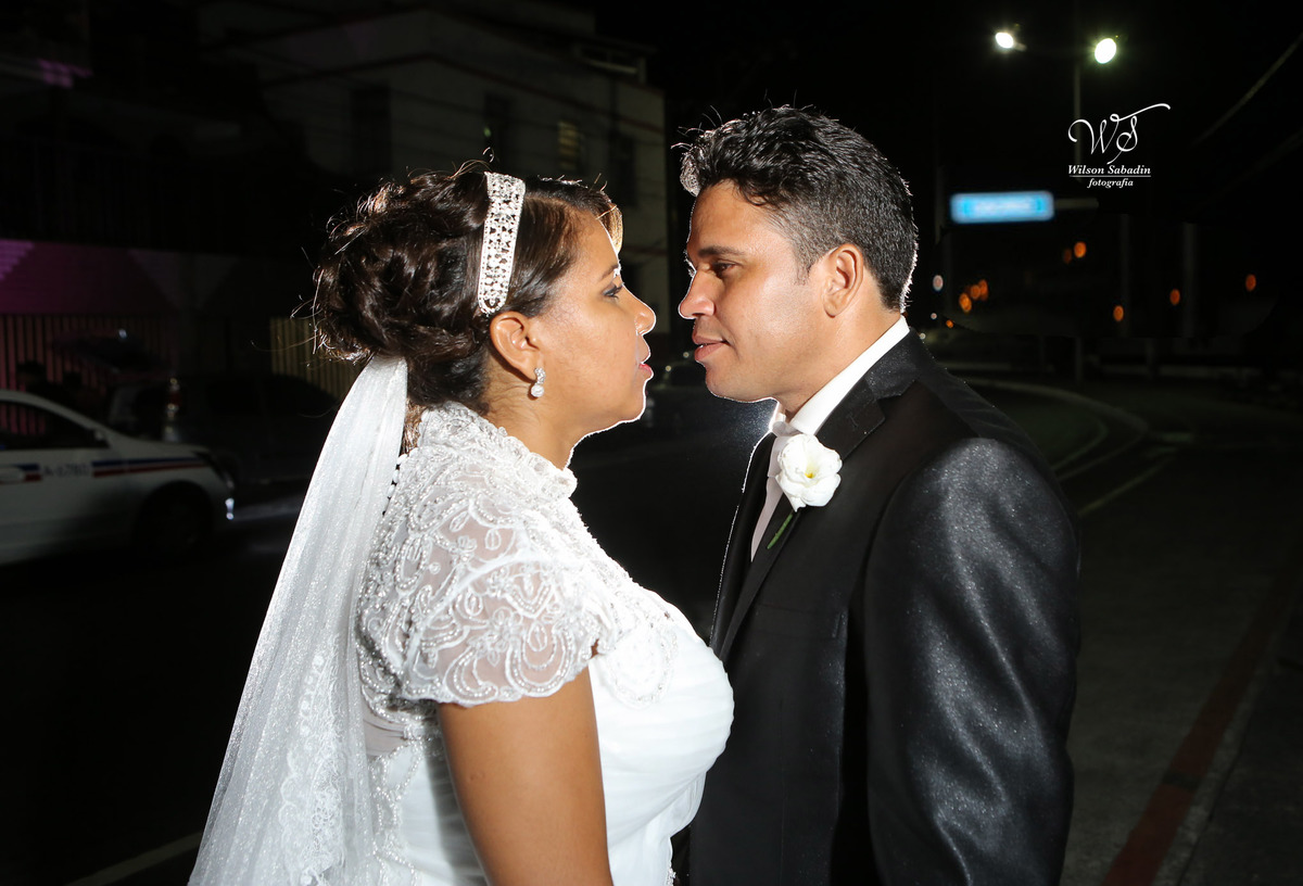fotografia de casamento, noivos, noiva, noivo, fotografia de noivos, vestido de noiva, sapato, perfume, cabelo, véu, brinco, cruxifixo, pai, mãe, padrinhos, padre, pastor, igreja, cerimonia, festa, salão de beleza, maquiagem, buqu&eci