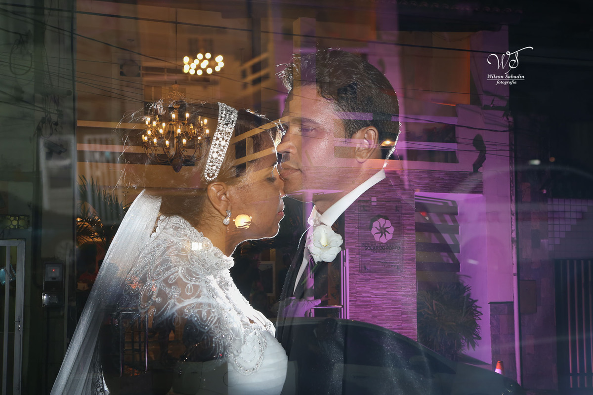 fotografia de casamento, noivos, noiva, noivo, fotografia de noivos, vestido de noiva, sapato, perfume, cabelo, véu, brinco, cruxifixo, pai, mãe, padrinhos, padre, pastor, igreja, cerimonia, festa, salão de beleza, maquiagem, buqu&eci