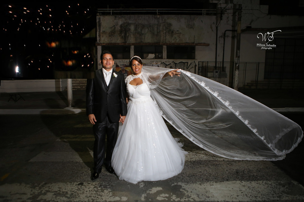 fotografia de casamento, noivos, noiva, noivo, fotografia de noivos, vestido de noiva, sapato, perfume, cabelo, véu, brinco, cruxifixo, pai, mãe, padrinhos, padre, pastor, igreja, cerimonia, festa, salão de beleza, maquiagem, buqu&eci