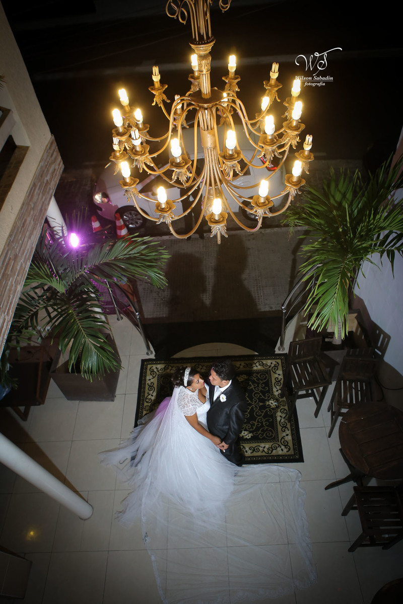 fotografia de casamento, noivos, noiva, noivo, fotografia de noivos, vestido de noiva, sapato, perfume, cabelo, véu, brinco, cruxifixo, pai, mãe, padrinhos, padre, pastor, igreja, cerimonia, festa, salão de beleza, maquiagem, buqu&eci
