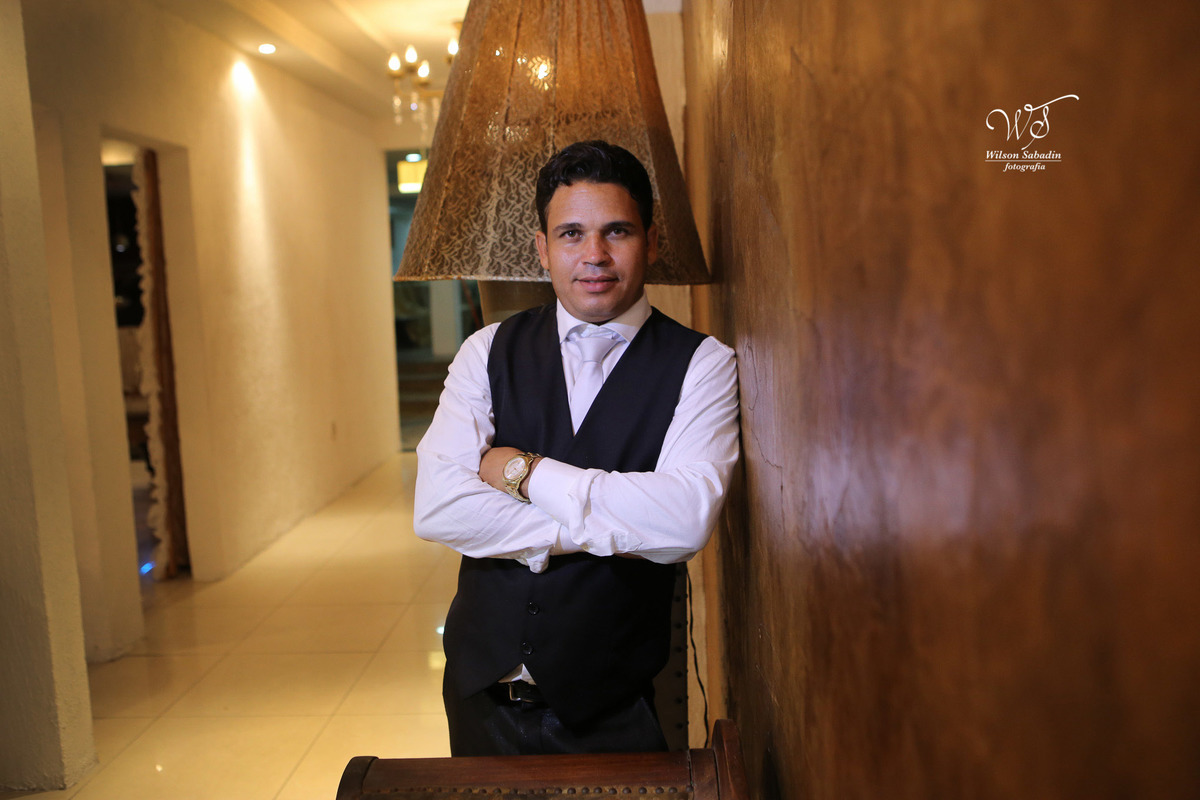 fotografia de casamento, noivos, noiva, noivo, fotografia de noivos, vestido de noiva, sapato, perfume, cabelo, véu, brinco, cruxifixo, pai, mãe, padrinhos, padre, pastor, igreja, cerimonia, festa, salão de beleza, maquiagem, buqu&eci