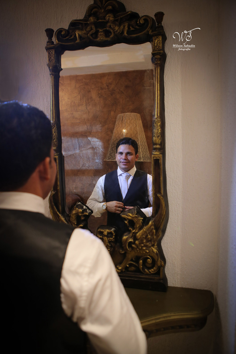 fotografia de casamento, noivos, noiva, noivo, fotografia de noivos, vestido de noiva, sapato, perfume, cabelo, véu, brinco, cruxifixo, pai, mãe, padrinhos, padre, pastor, igreja, cerimonia, festa, salão de beleza, maquiagem, buqu&eci