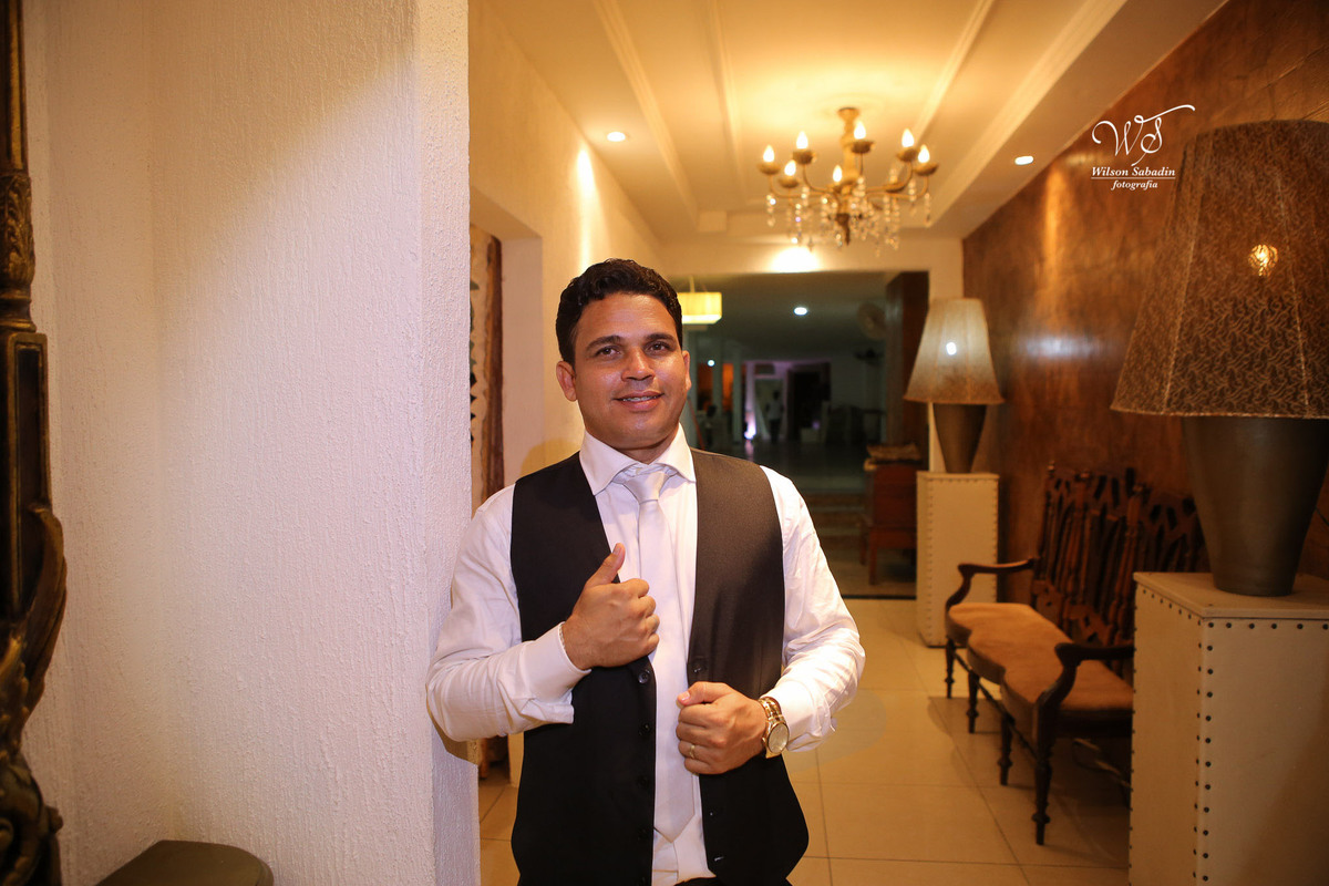 fotografia de casamento, noivos, noiva, noivo, fotografia de noivos, vestido de noiva, sapato, perfume, cabelo, véu, brinco, cruxifixo, pai, mãe, padrinhos, padre, pastor, igreja, cerimonia, festa, salão de beleza, maquiagem, buqu&eci