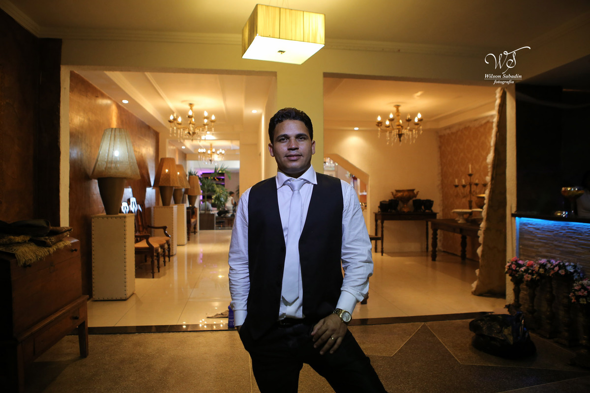 fotografia de casamento, noivos, noiva, noivo, fotografia de noivos, vestido de noiva, sapato, perfume, cabelo, véu, brinco, cruxifixo, pai, mãe, padrinhos, padre, pastor, igreja, cerimonia, festa, salão de beleza, maquiagem, buqu&eci