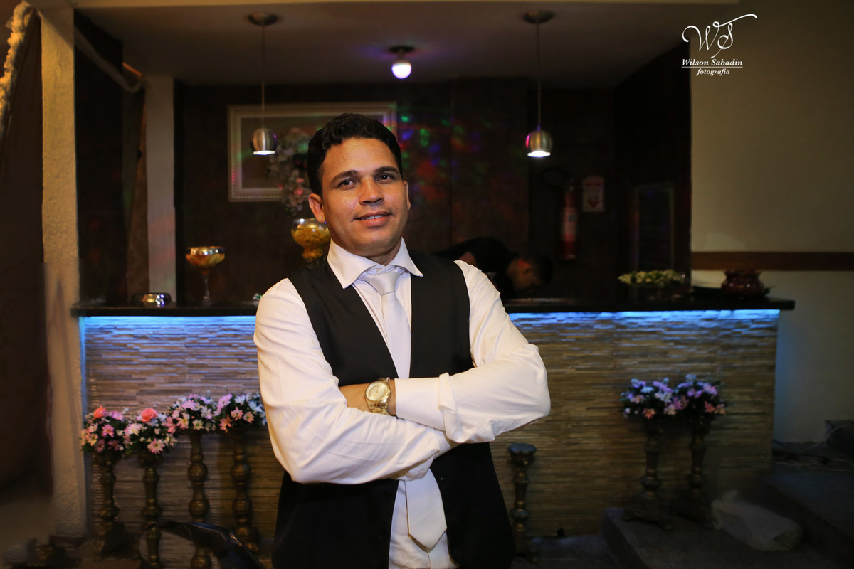 fotografia de casamento, noivos, noiva, noivo, fotografia de noivos, vestido de noiva, sapato, perfume, cabelo, véu, brinco, cruxifixo, pai, mãe, padrinhos, padre, pastor, igreja, cerimonia, festa, salão de beleza, maquiagem, buqu&eci