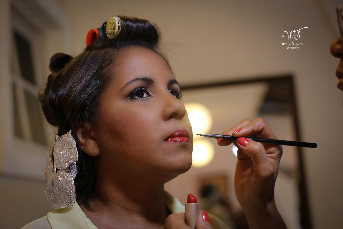 fotografia de casamento, noivos, noiva, noivo, fotografia de noivos, vestido de noiva, sapato, perfume, cabelo, véu, brinco, cruxifixo, pai, mãe, padrinhos, padre, pastor, igreja, cerimonia, festa, salão de beleza, maquiagem, buqu&eci