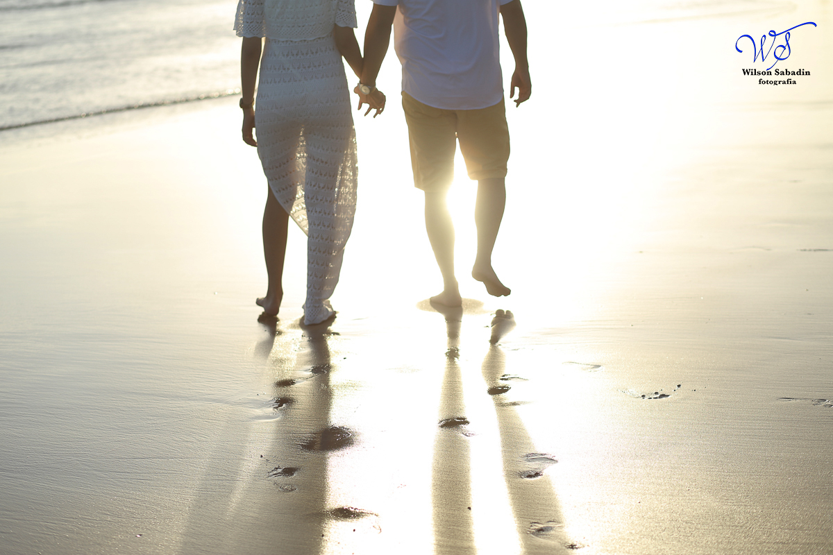 Fotografia de casamento, noivos, noiva, noivo, fotografia de noivos, sapato, perfume, cabelo,  fotografia de casal, ensaio de casal, pré casamento, pré wedding, andando na praia
