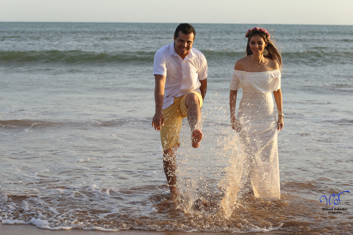 Fotografia de casamento, noivos, noiva, noivo, fotografia de noivos, sapato, casal na praia,  fotografia de casal, ensaio de casal, pré casamento, pré wedding,