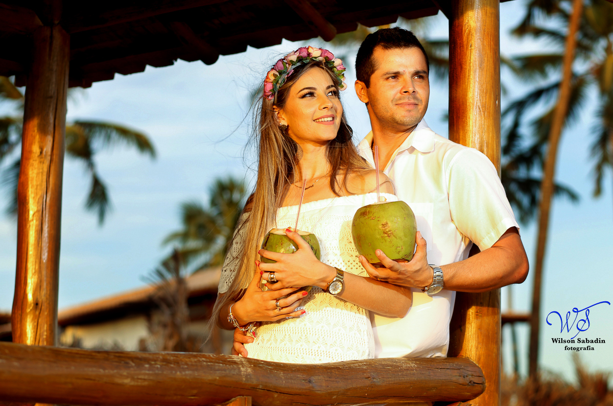 Fotografia de casamento, noivos, noiva, noivo, fotografia de noivos, sapato, perfume, cabelo,  fotografia de casal, ensaio de casal, pré casamento, pré wedding, tomando água de coco