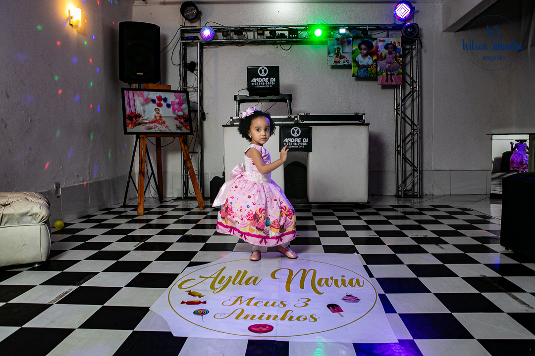 festa infantil em salvador bahía, a aniversariante dançando na pista