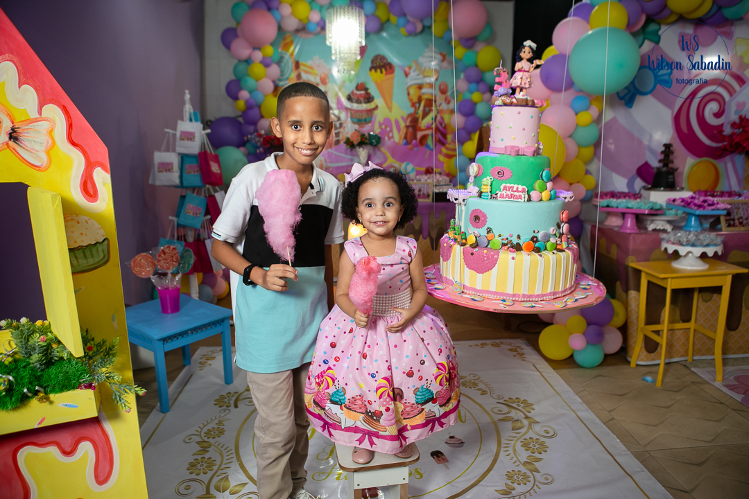 festa infantil em salvador bahía, aniversariante com seu irmão junto ao b