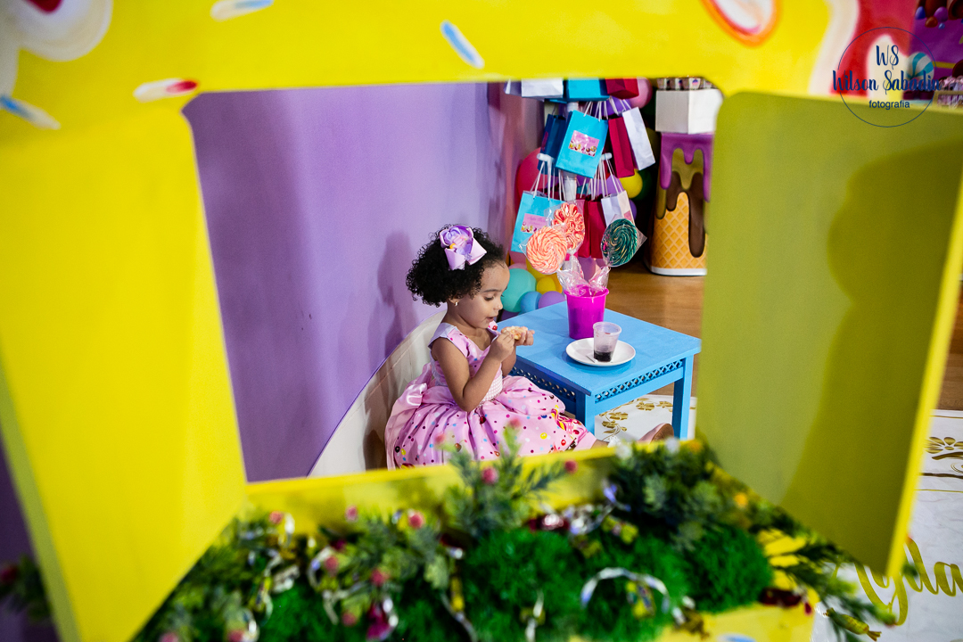 lo festa infantil em salvador bahía, aniversariante, lanchando na sua festa