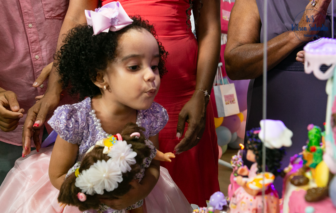 festa infantil em salvador bahía, aniversariante apagando a velinha