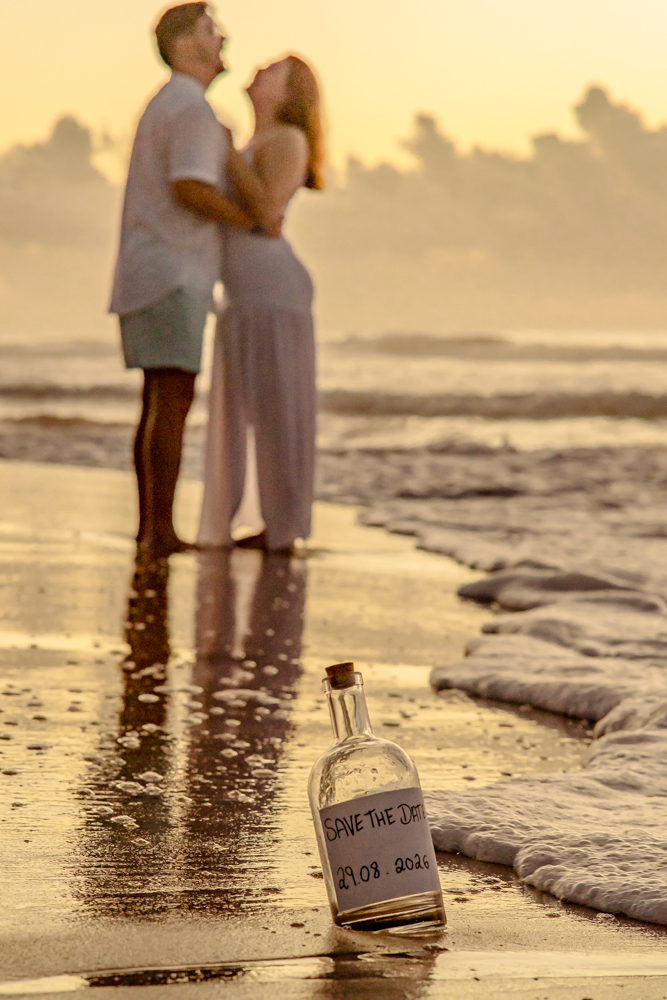 Detalhes que contam uma história: a garrafa com a data do casamento traz o simbolismo desse momento inesquecível.