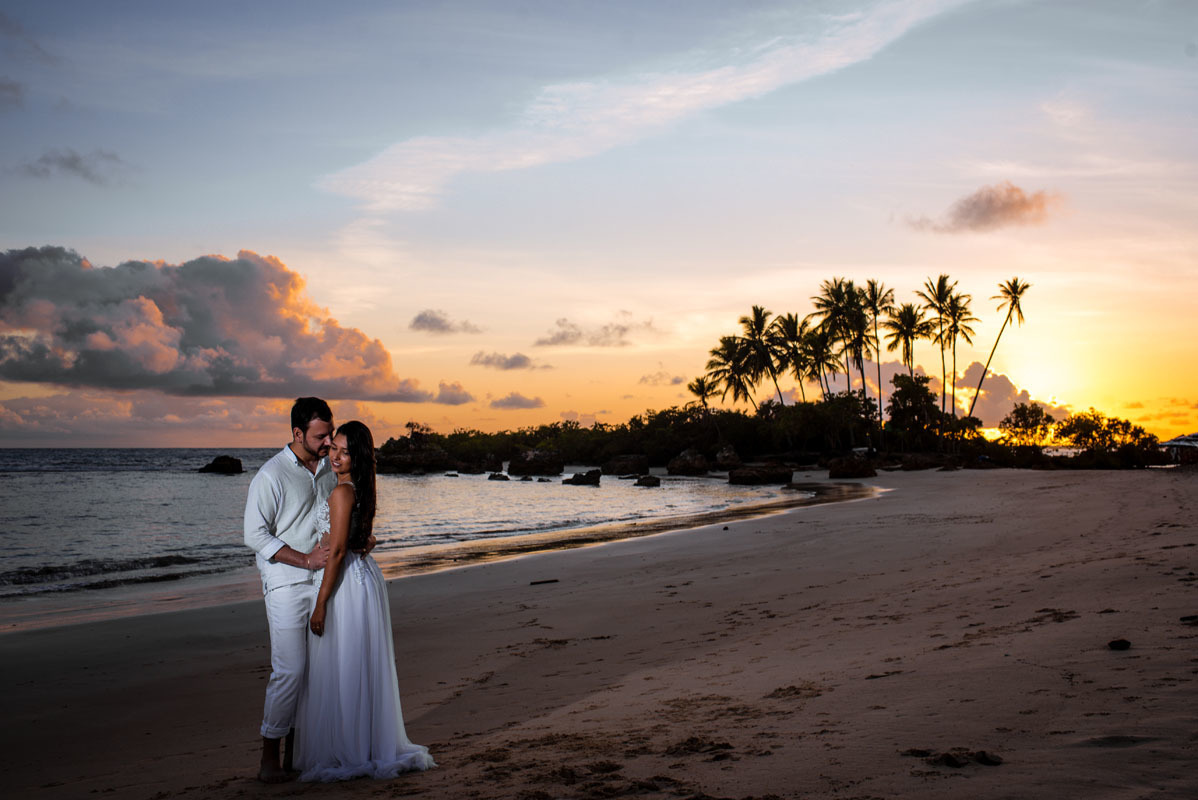 Fotografia de casal em morro de são paulo no nascer do sol