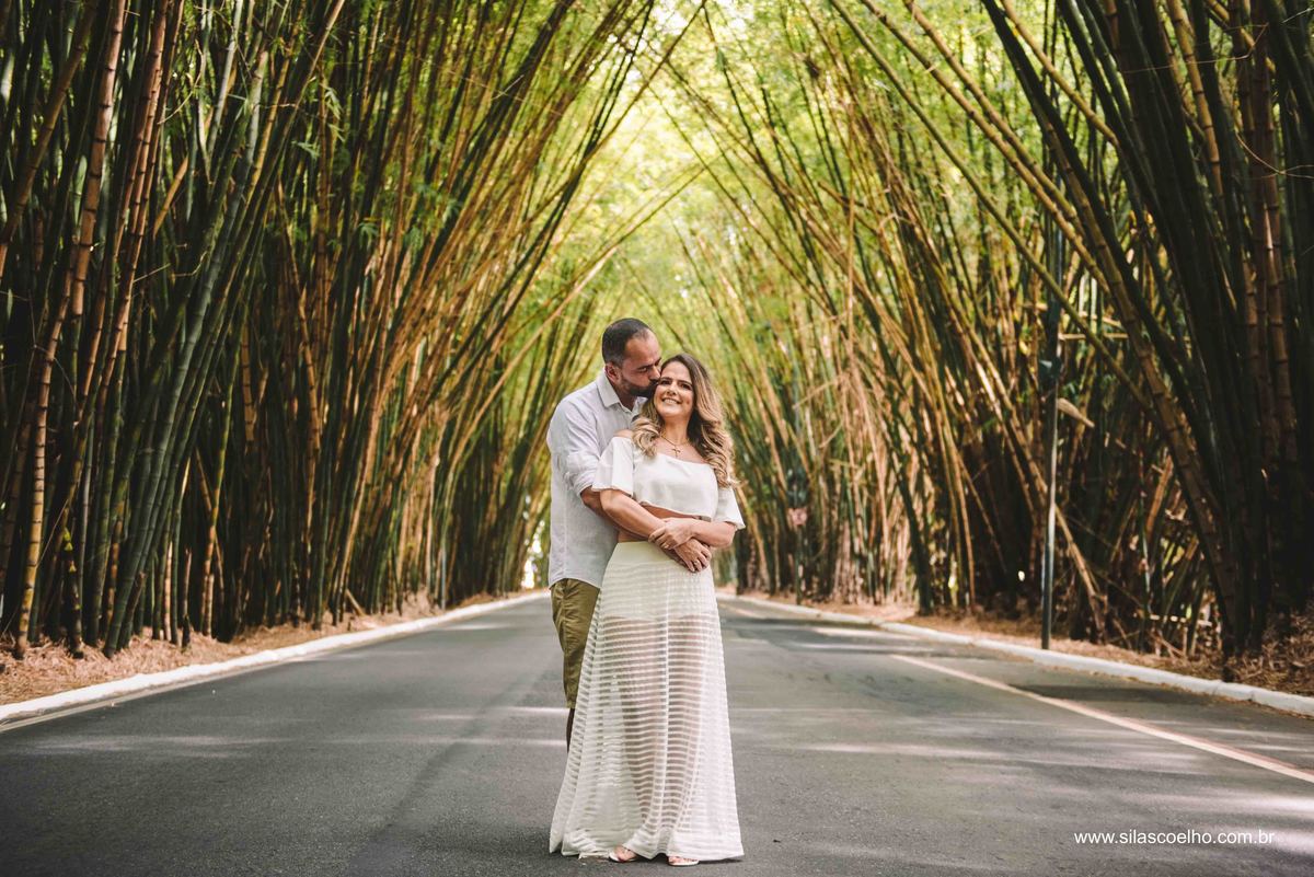 casal entre bambuzal do aeroporto de salvador 