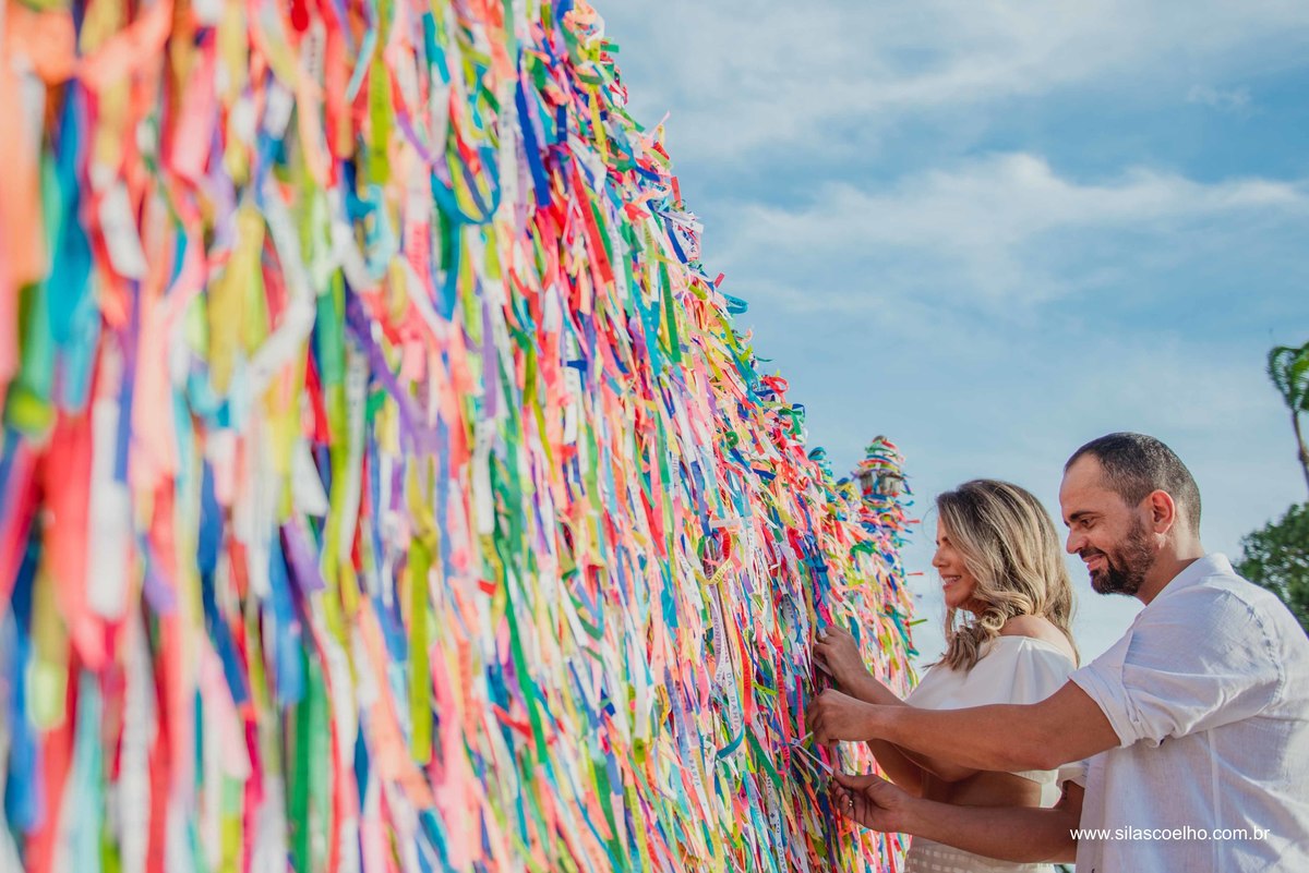 fotos do casal amarrando fitinhas na igreja do Senhor do Bonfim em Salvador 