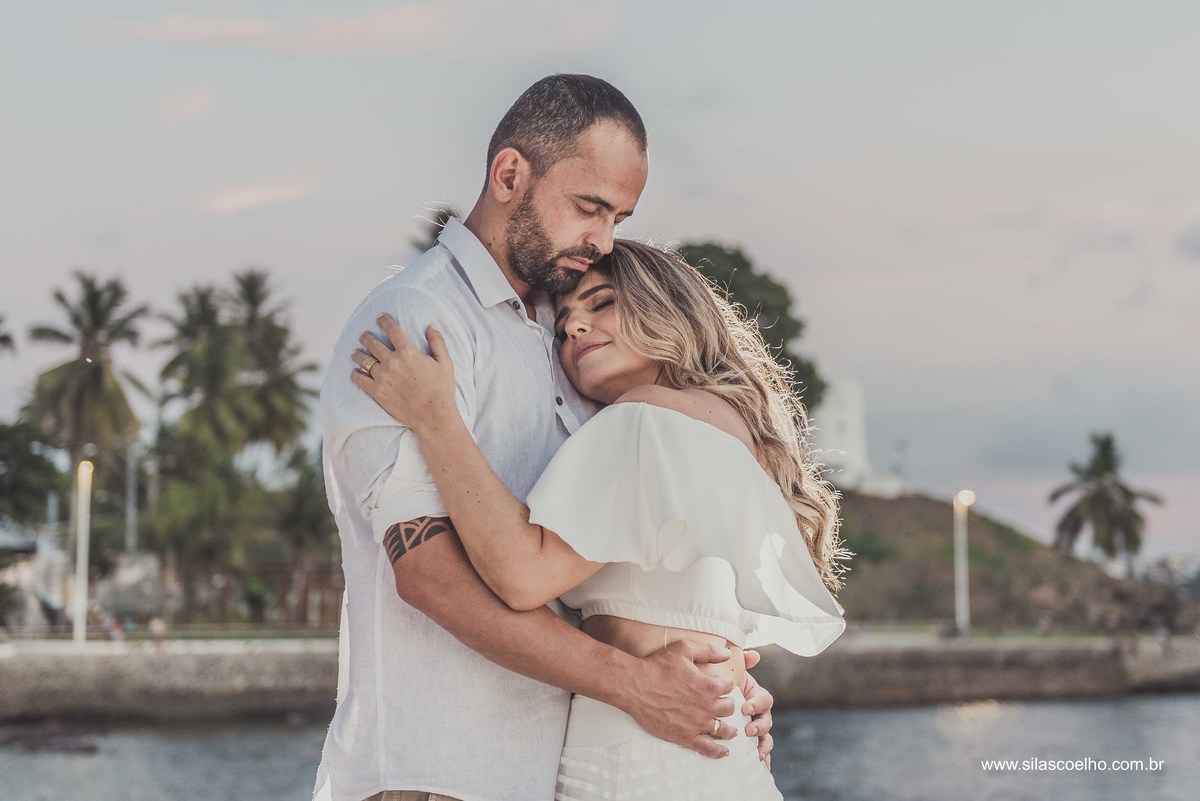 casal se abraçando no ensaio fotográfico na ponta do humaitá em salvador bahia