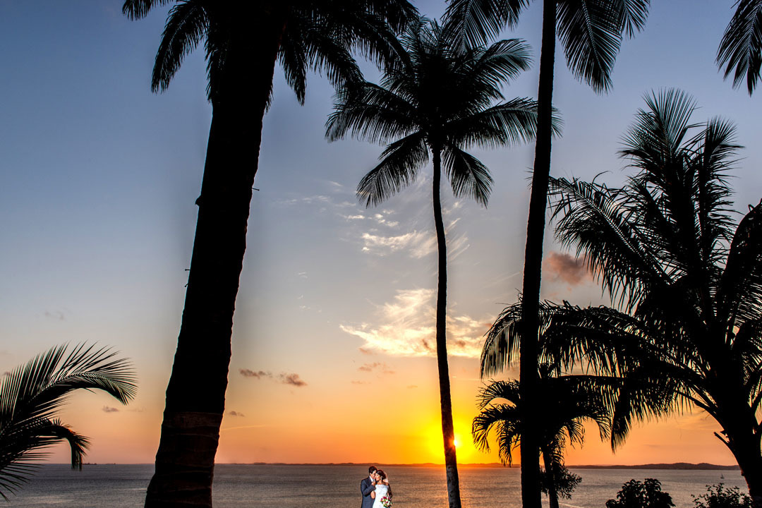 noivos casando no por do sol no casamento