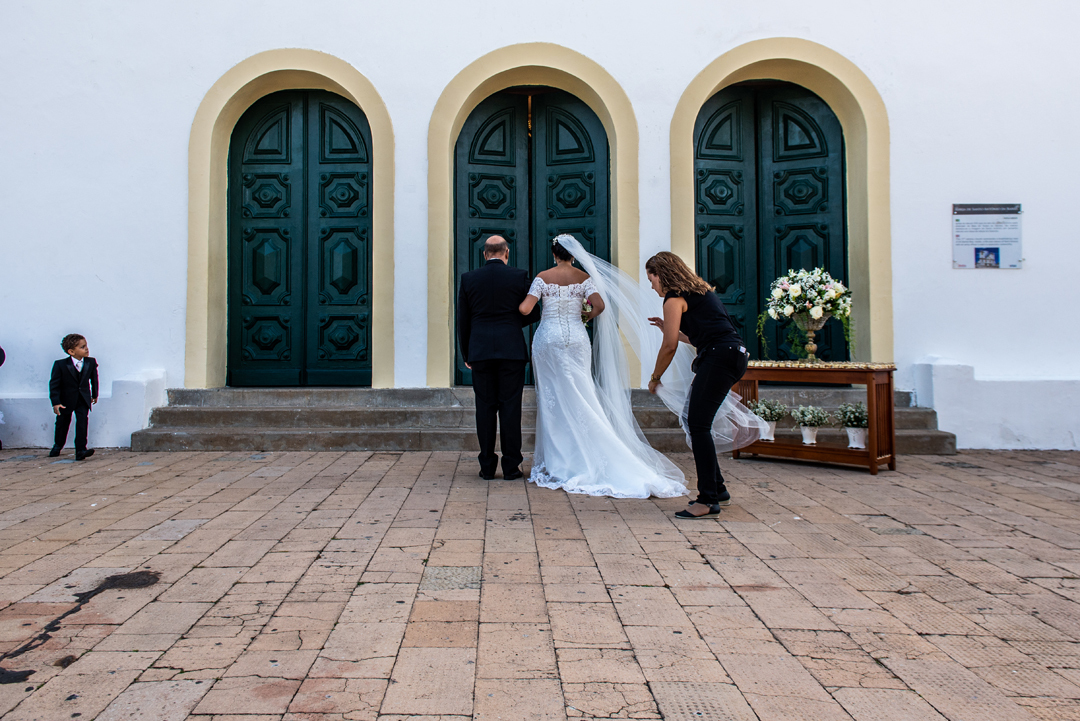 noiva antes de entrar na igreja