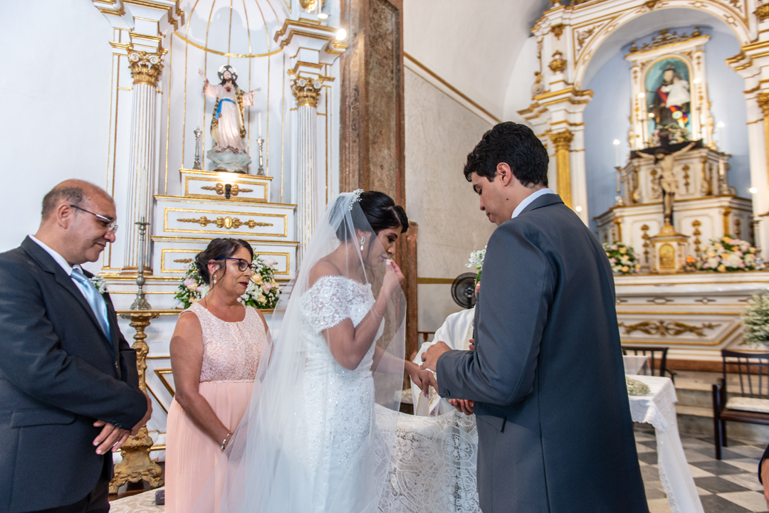 noiva beijando aliança no casamento
